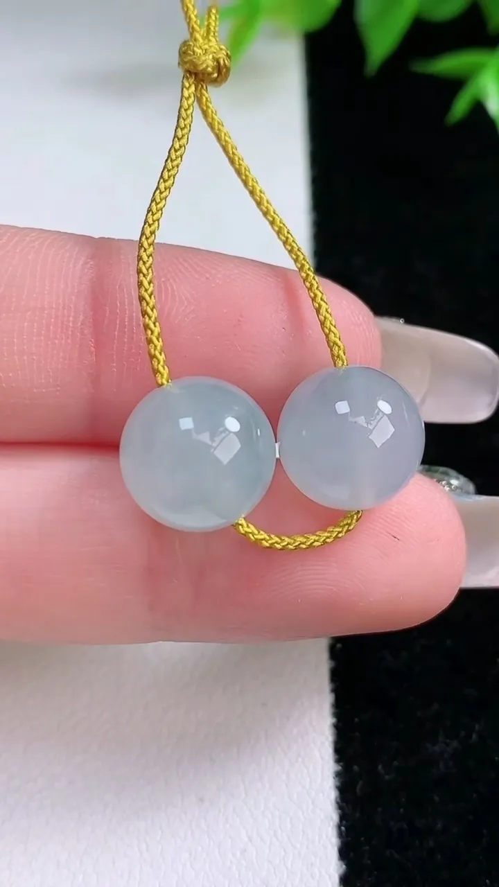 天然A货翡翠种白冰圆珠吊坠一对，尺寸10.6，重量:4.60g2月3日
工厂直销收藏佳品,种好水足，色泽均匀，有种有色，上手高大气！