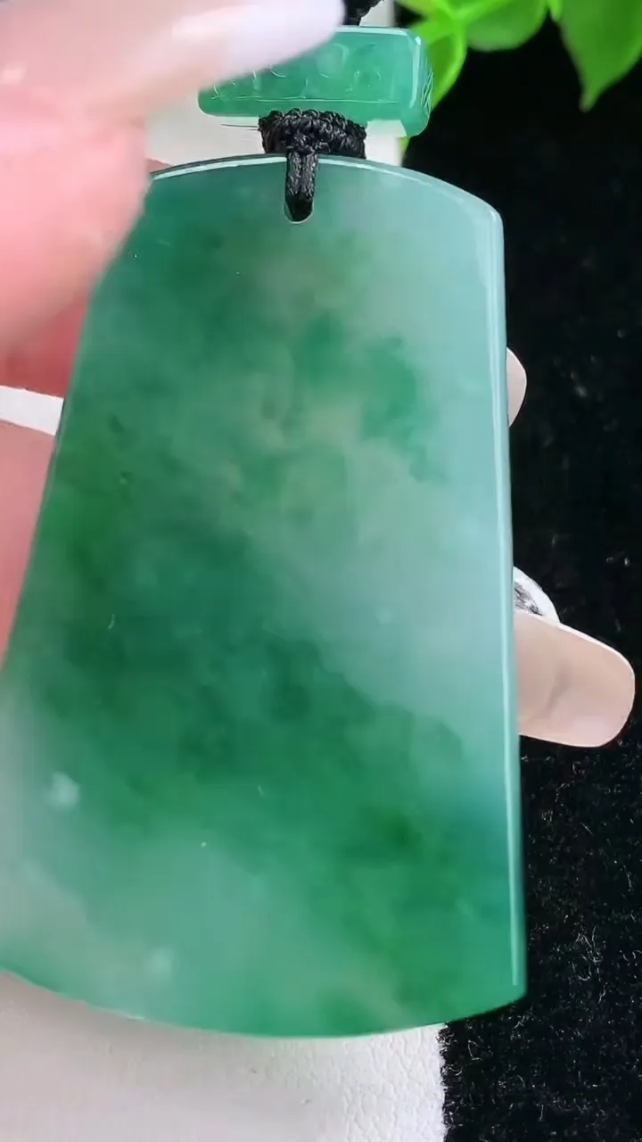 天然A货翡翠种飘花无事牌吊坠，尺寸49.4-32.3-4.6，重量:25.89g
2月3日