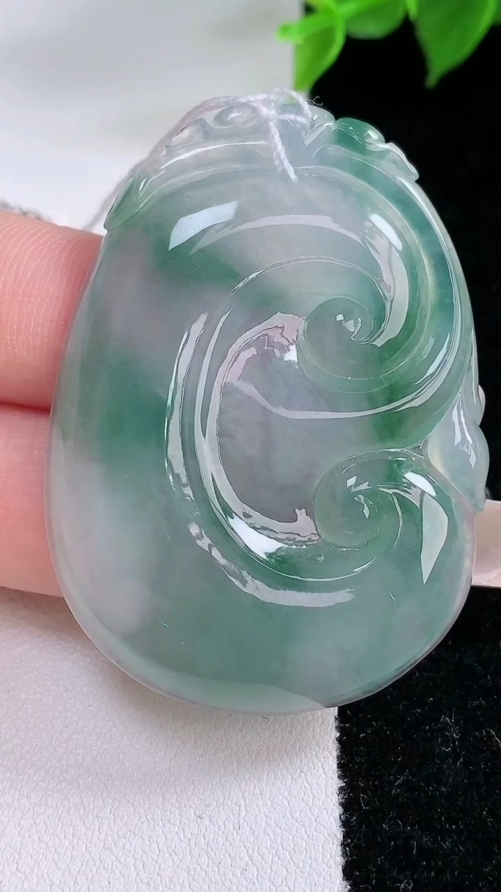 天然A货翡翠冰种飘花如意吊坠，尺寸48.2-34.6-5，重量:11.43g
2月3日