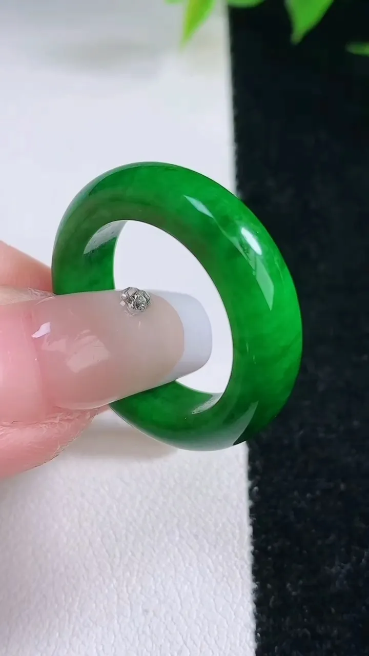 天然A货翡翠指环戒指，尺寸18.8-5.7-4，重量:5.74g2026年2月3日
工厂直销收藏佳品