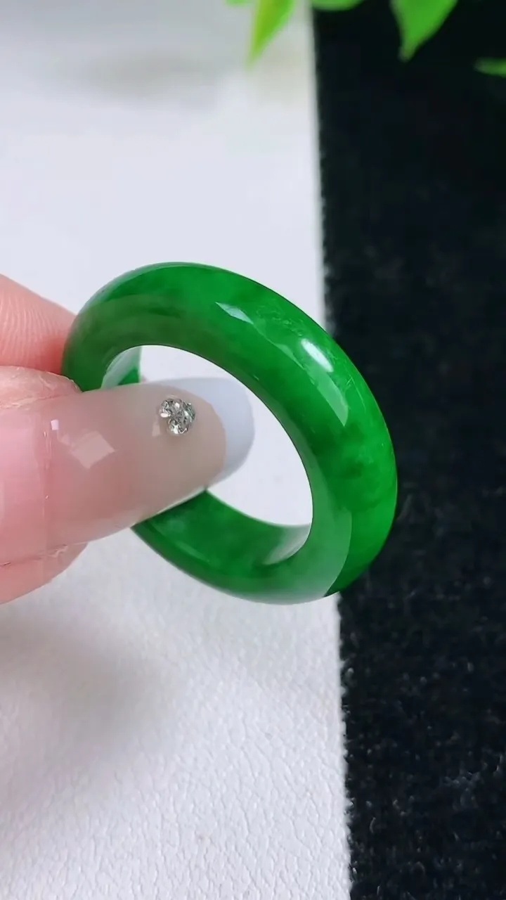 天然A货翡翠指环戒指，尺寸18.8-5.7-4，重量:5.74g2026年2月3日
工厂直销收藏佳品,种好水足，色泽均匀，有种有色，上手高大气！