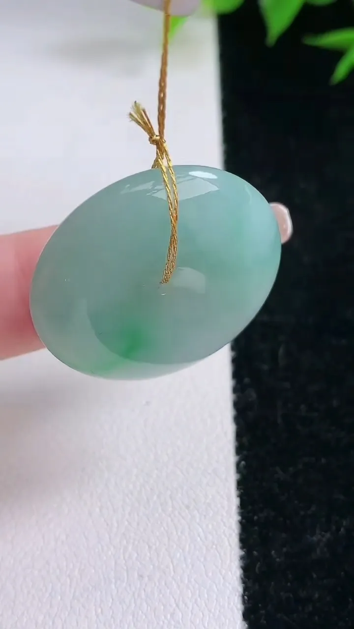 天然A货翡翠平安扣吊坠，尺寸26.7-6.3，重量:10.44g
2月3日