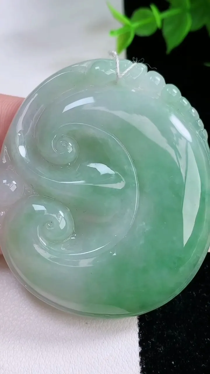 天然A货翡翠如意吊坠，尺寸53.6-46.2-5.6，重量:30.96g
2月3日