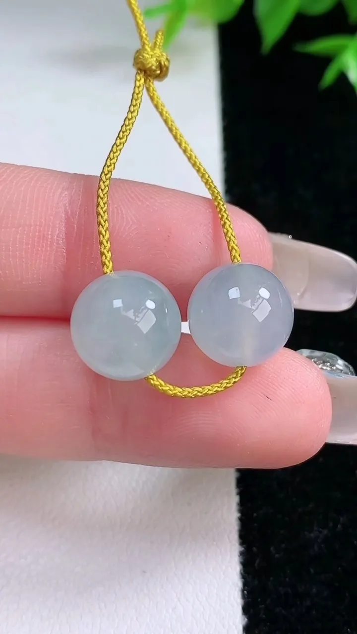 天然A货翡翠种白冰圆珠吊坠一对，尺寸10.6，重量:4.60g2月3日
工厂直销收藏佳品,种好水足，色泽均匀，有种有色，上手高大气！