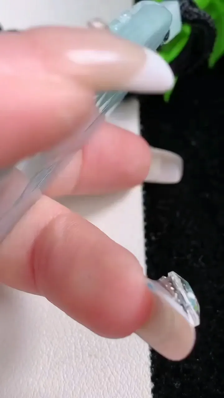 天然A货翡翠阿弥陀佛吊坠，尺寸66.3-36.4-8.6，重量:47.98g
2月3日