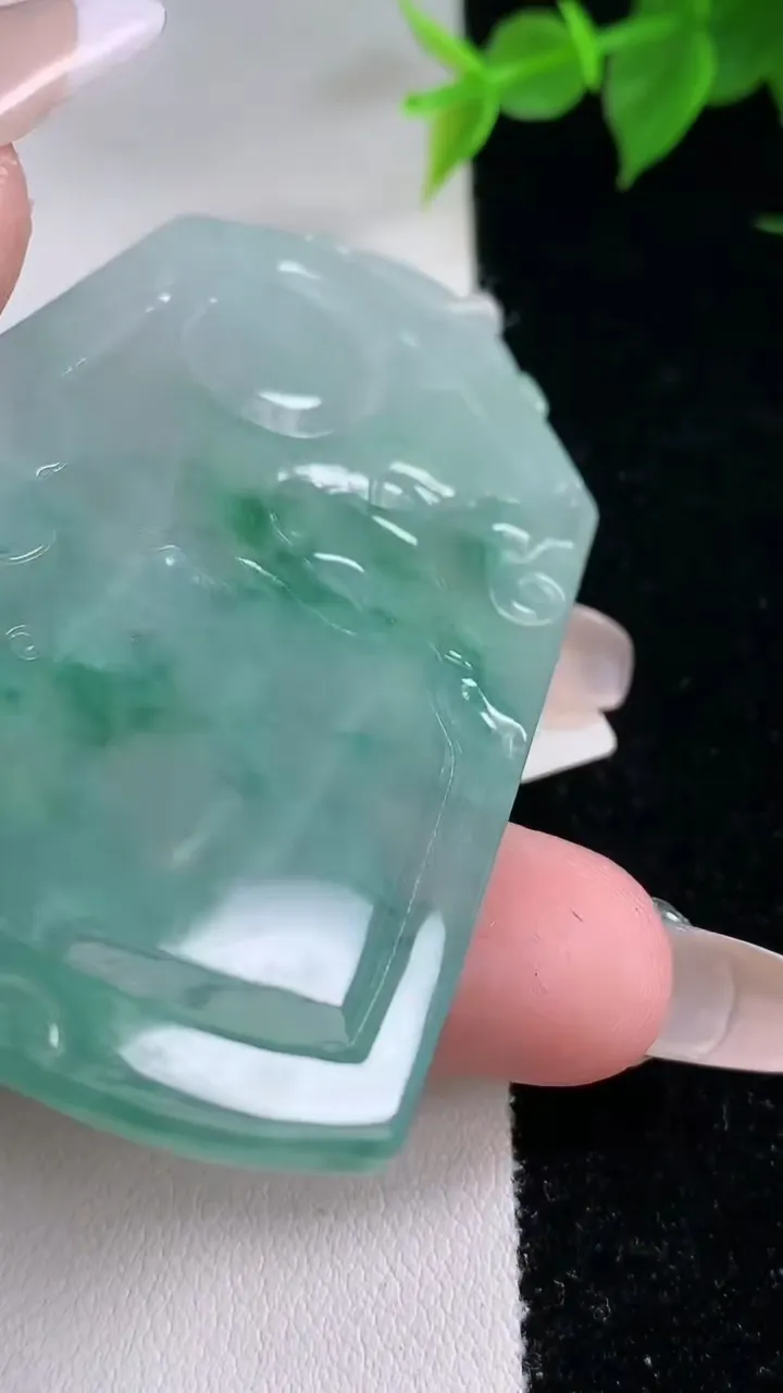 天然A货翡翠飘花一念之间吊坠，尺寸63.6-43.7-3.6，重量:24.85g
2月3日