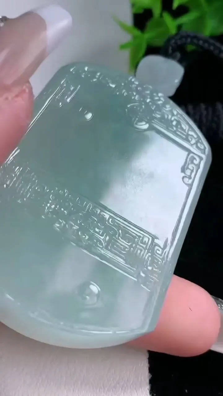 天然A货翡翠仿古无事牌吊坠，尺寸51-37.2-10.5，重量:62.75g
2月3日