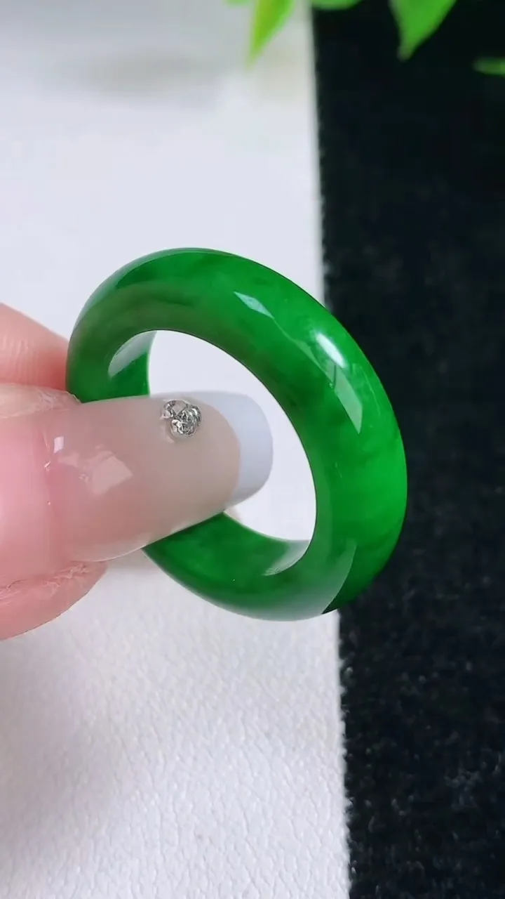 天然A货翡翠指环戒指，尺寸18.8-5.7-4，重量:5.74g2026年2月3日
工厂直销收藏佳品,种好水足，色泽均匀，有种有色，上手高大气！