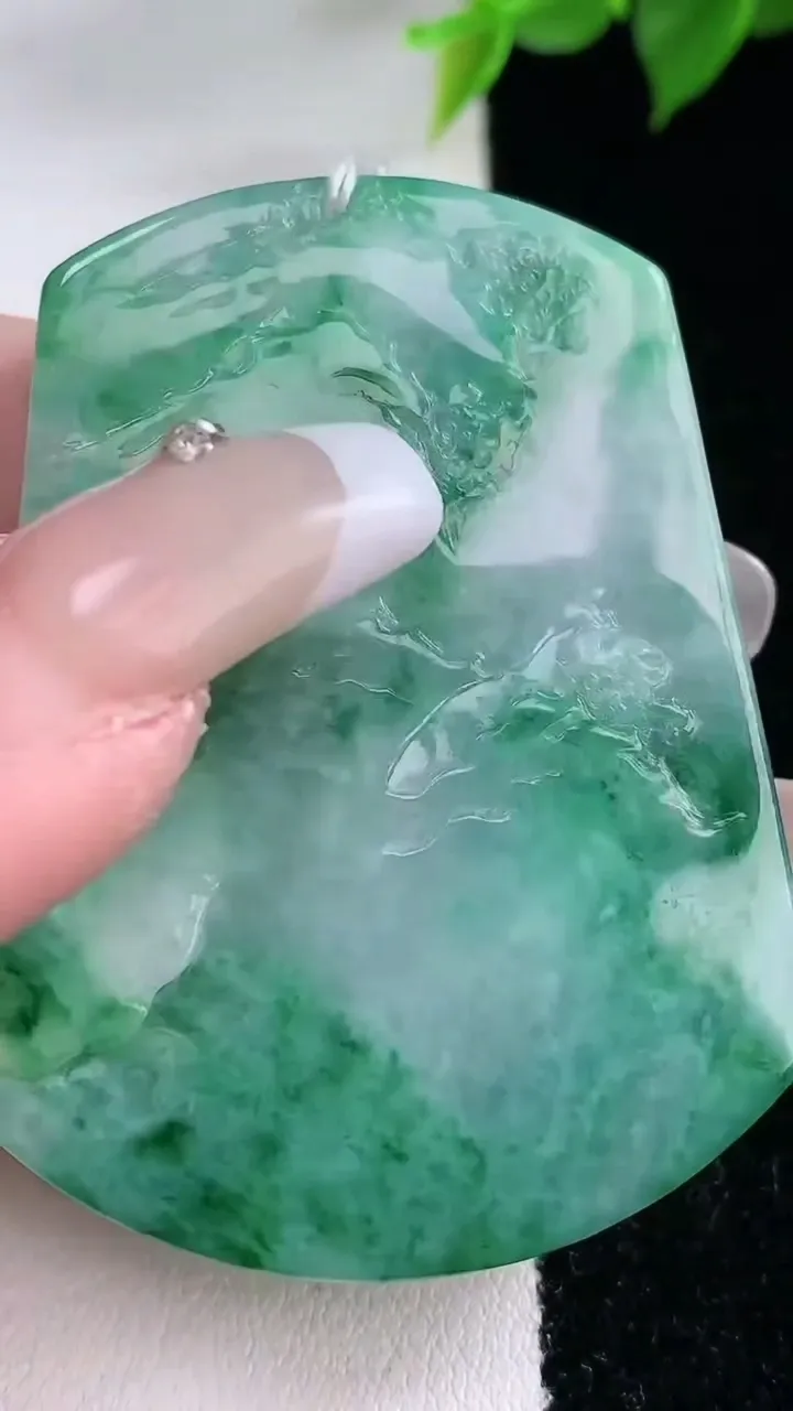 天然A货翡翠牌吊坠，尺寸51.4-39-5.5，重量:27.57g
2月3日