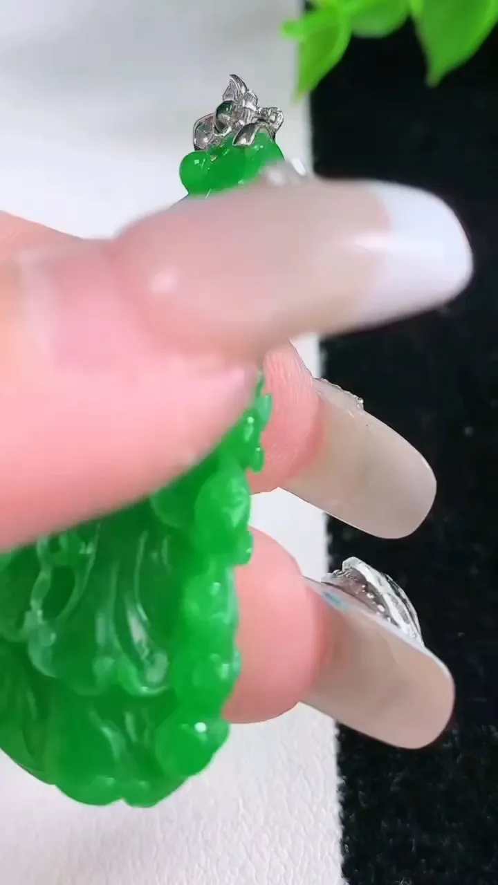 天然A货翡翠白菜吊坠，尺寸43.4-18.6-7，重量:9.09g
2月3日