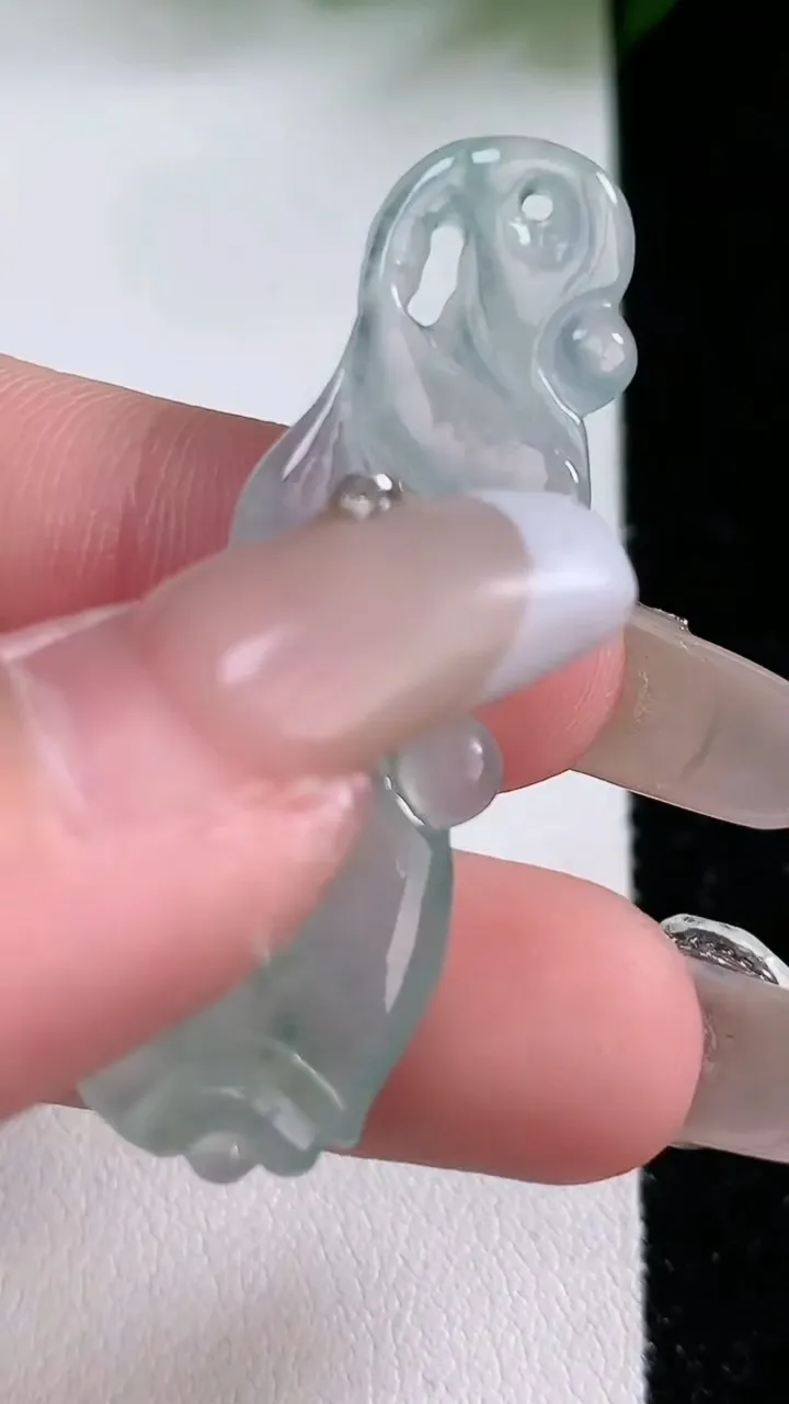 天然A货翡翠冰种飘花玉兰花吊坠，尺寸44.8-14-4.7，重:5.68g
2月4日