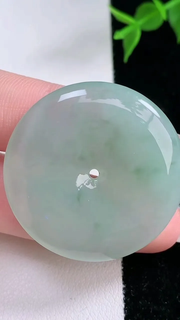 天然A货翡翠飘花平安扣吊坠，尺寸35-5.5，重量:14.96g
2月4日