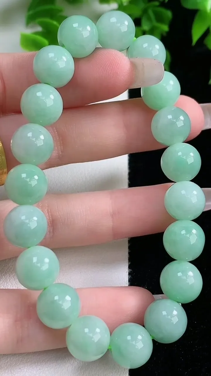 天然A货翡翠圆珠手串，尺寸10.5，重:38.49g2月4日
工厂直销收藏佳品,种好水足，色泽均匀，有种有色，上手高大气！