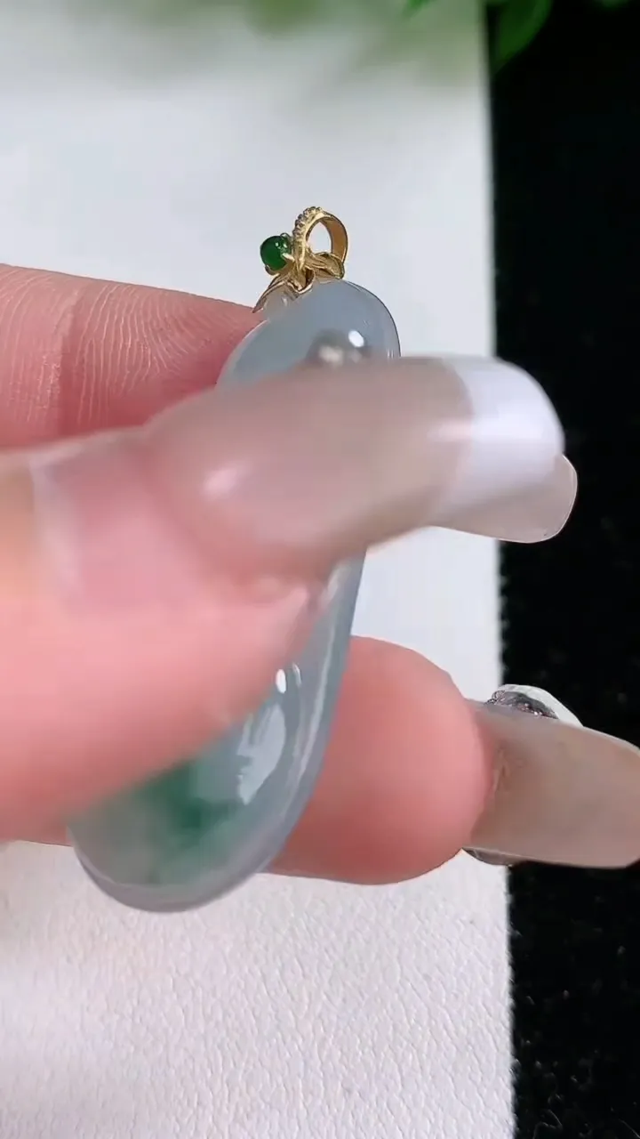 天然A货翡翠18K金飘花福豆吊坠，尺寸37.8-16-6.2，重:6.91g
2月4日