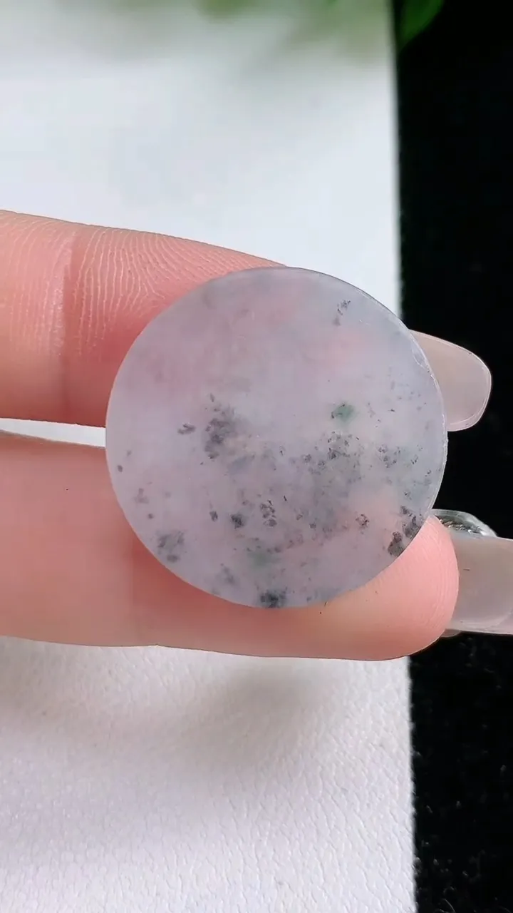 天然A货翡翠飘花无事牌镶嵌件，尺寸24.3-2.8，，重:4.38g
2月4日