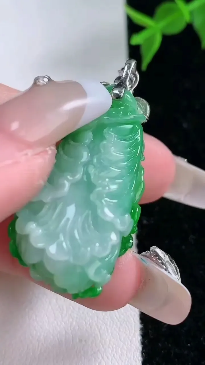 天然A货翡翠白菜吊坠，尺寸33.8-18.3-9.4重量:10.56g
2月4日