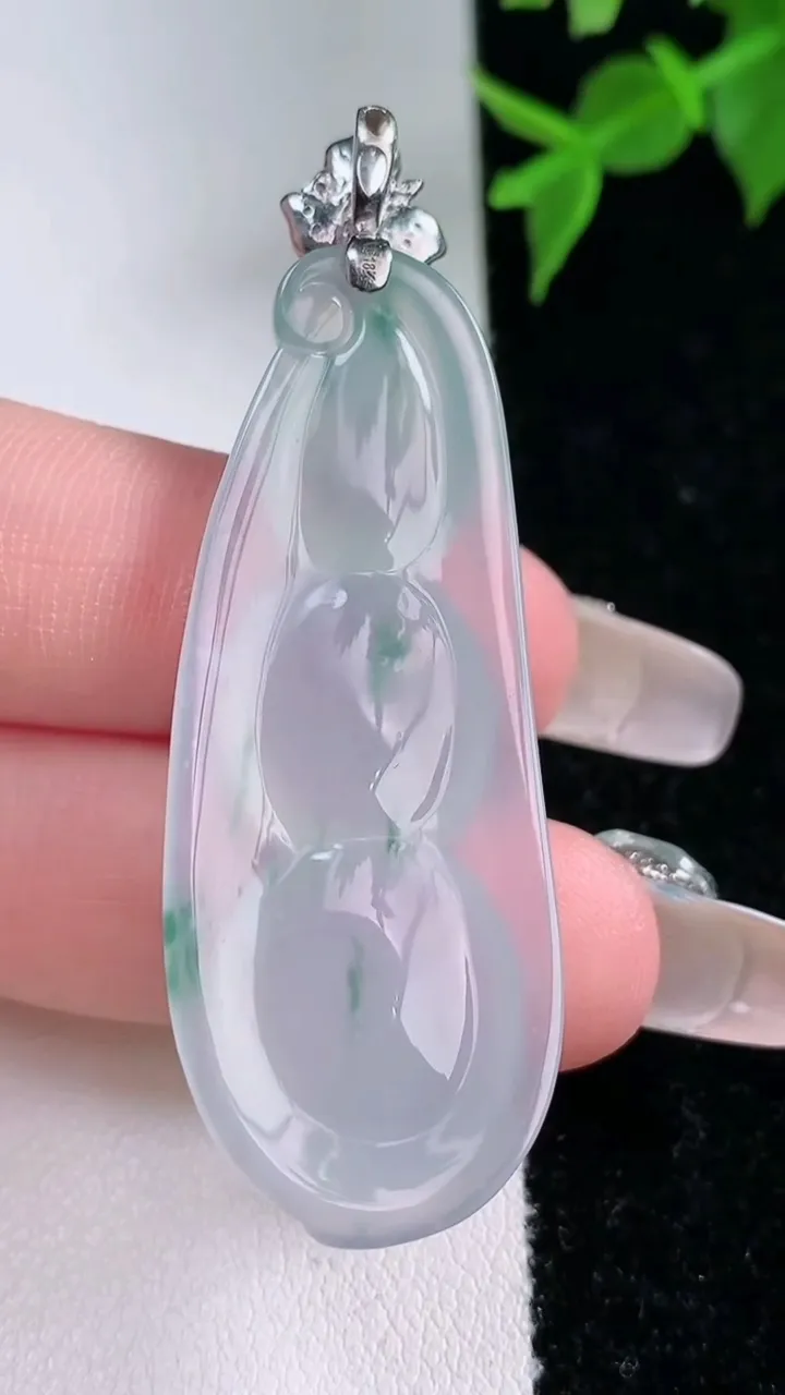 天然A货翡翠种飘花福豆吊坠，尺寸45.6-18.2-7，重量:10.90g
2月4日