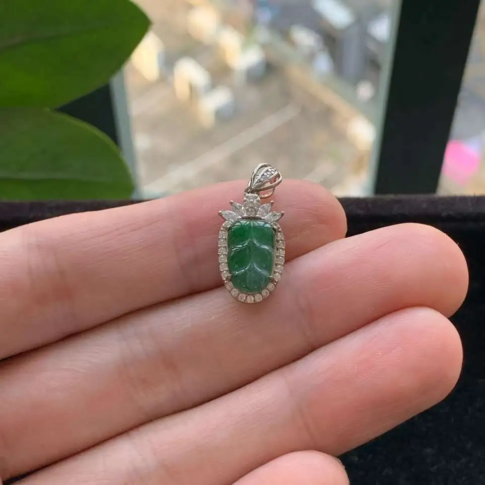 A货天然翡翠冰糯种925银满绿叶子吊坠重量1.42
2月4日