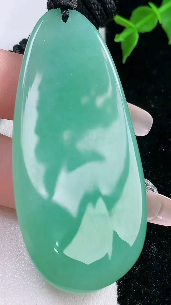 天然A货翡翠观音菩萨吊坠，尺寸60.4-28.6-8.7，重量:33.43g
2月4日