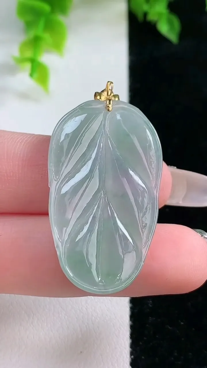 天然A货翡翠金枝玉叶 叶子吊坠，尺寸41-21.7-3.9，重:5.46g
2月4日