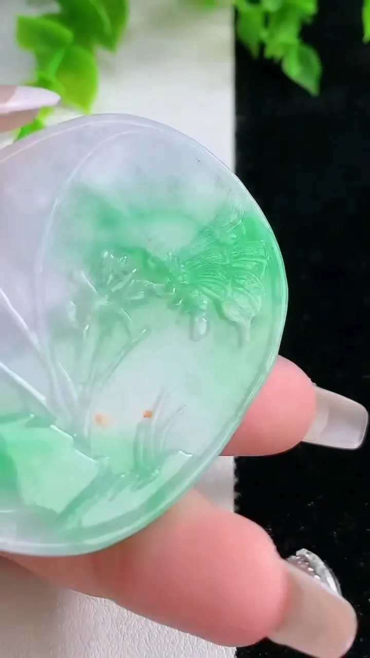 天然A货翡翠鸟语花香吊坠，尺寸52.7-42.5-9.2，重:39.02g
2月4日