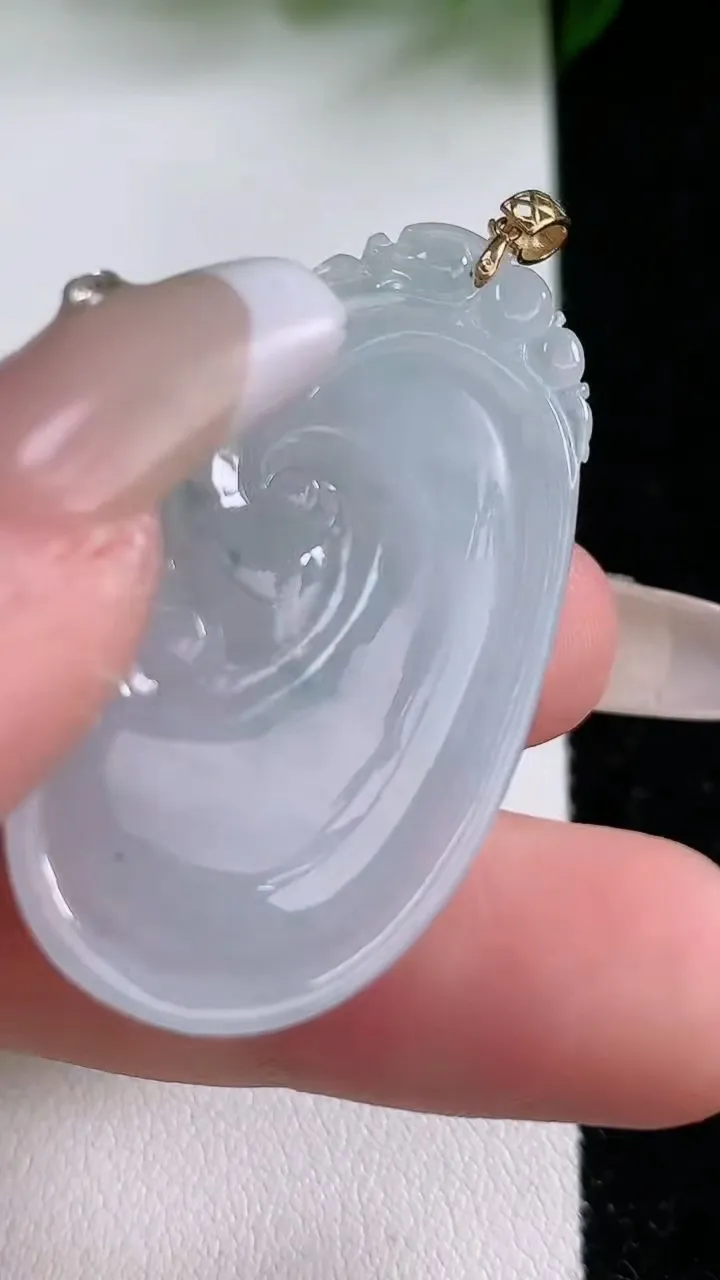 天然A货翡翠18K金飘花如意吊坠，尺寸40.6-21.6-5.7，重:9.85g
2月4日