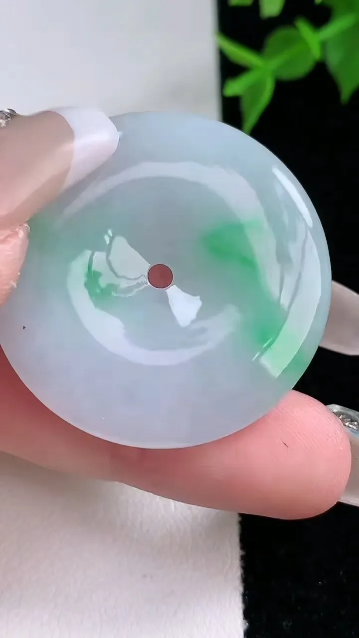 天然A货翡翠平安扣吊坠，尺寸34.3-5.5，重量:14.94g
2月4日