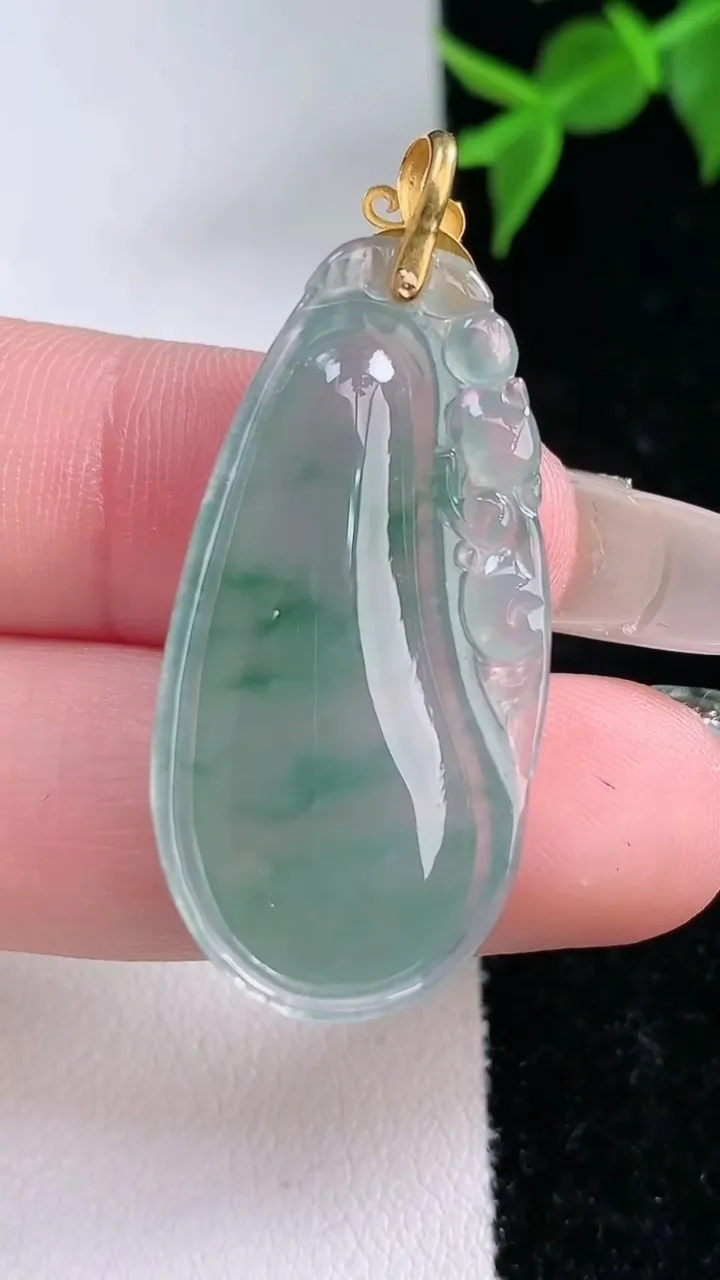 天然A货翡翠种飘花福瓜吊坠，尺寸33.5-16.5-5.3，重量:5.23g
2月4日