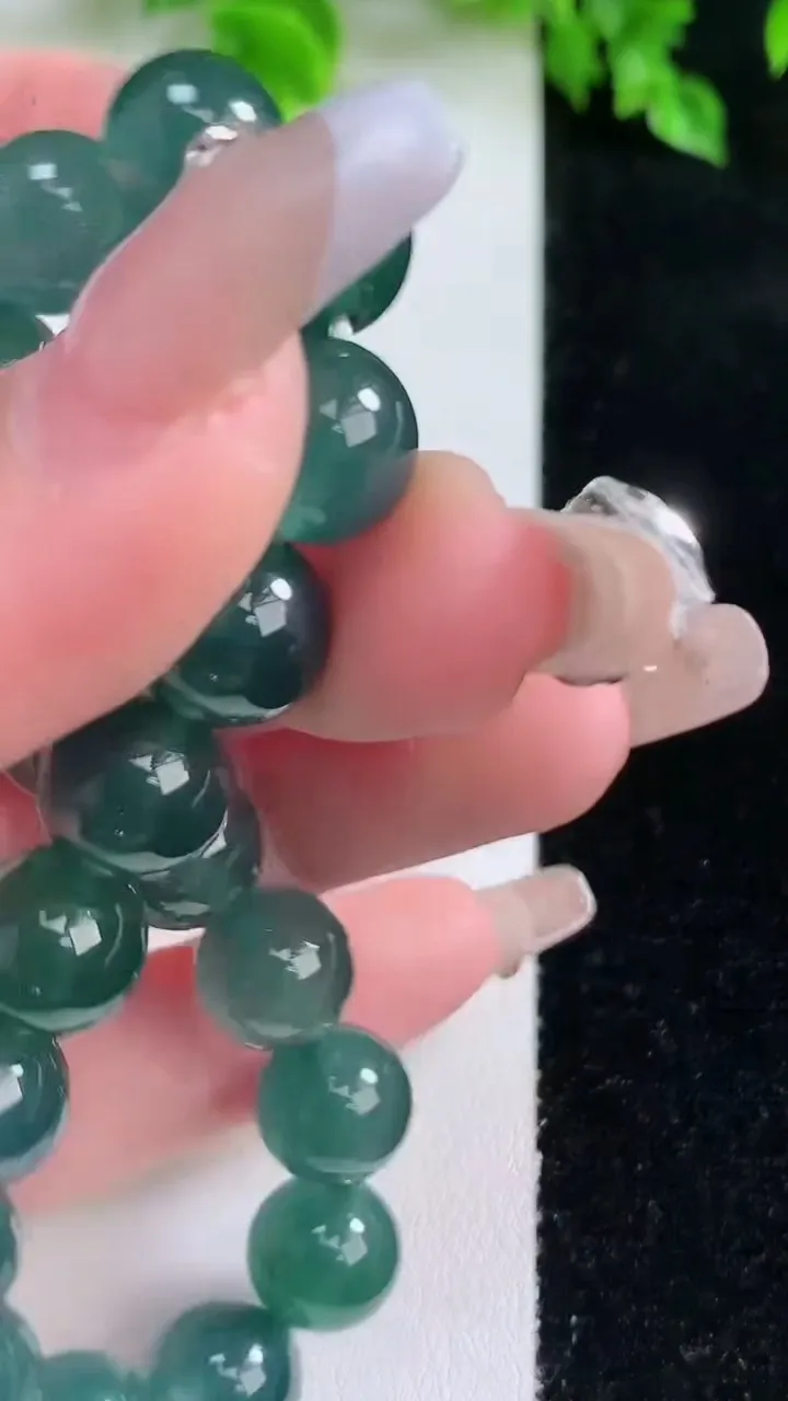 天然A货翡翠蓝水圆珠手串，尺寸10-19颗，重:33.05g2月4日
工厂直销收藏佳品,种好水足，色泽均匀，有种有色，上手高大气！