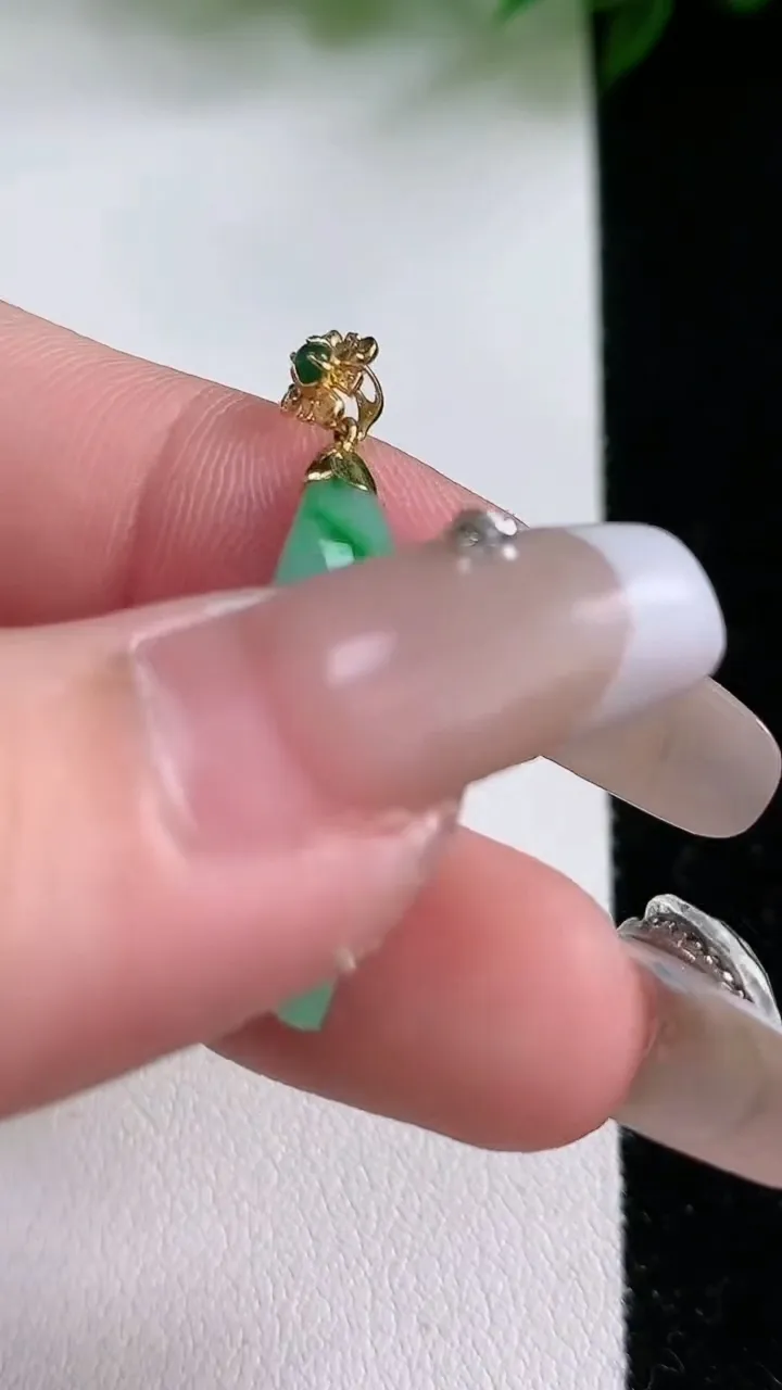 天然A货翡翠随形吊坠，尺寸33.3-26.8-10.2-4.4，重:2.14g
2月4日