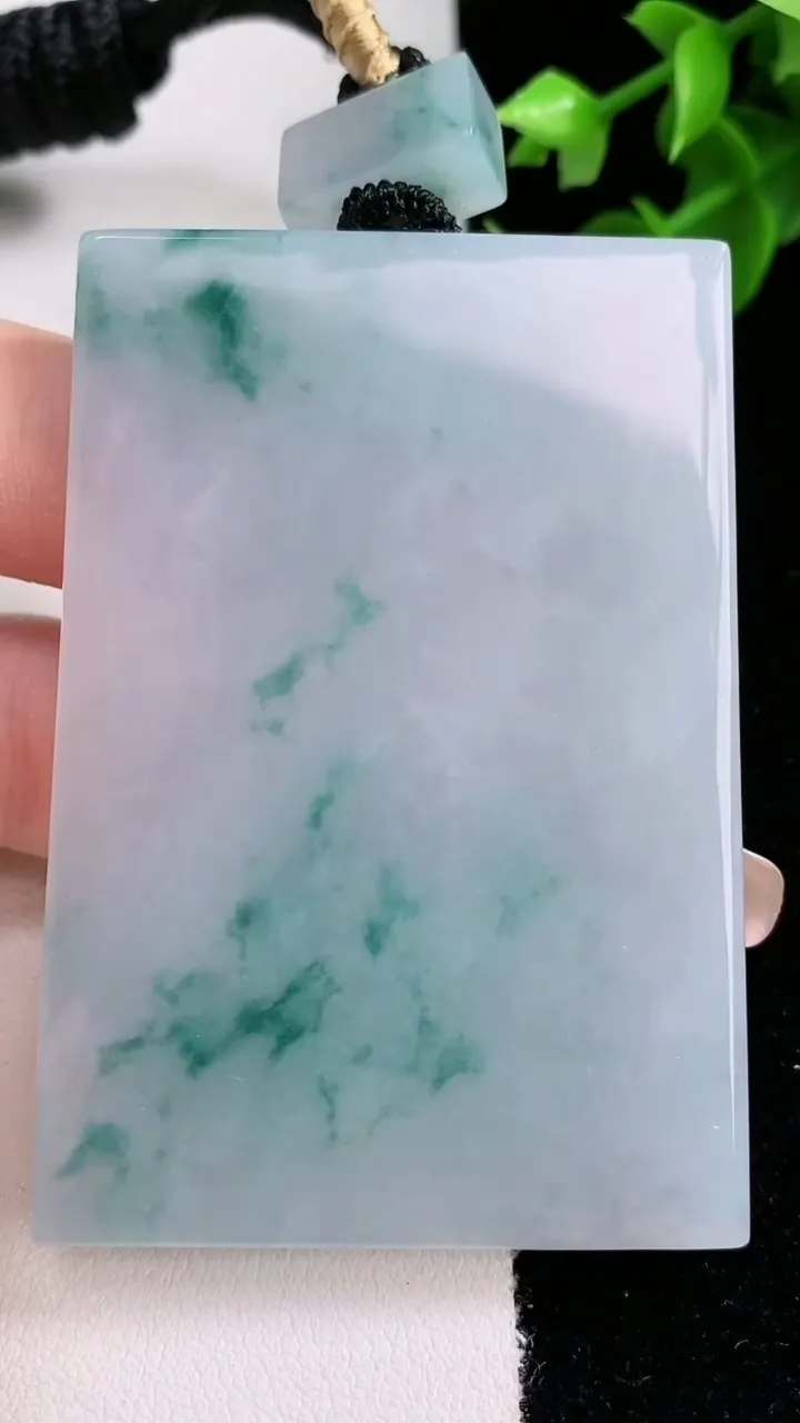 天然A货翡翠种飘花无事牌吊坠，尺寸62-43-5.6，重量:58.72g
2月4日