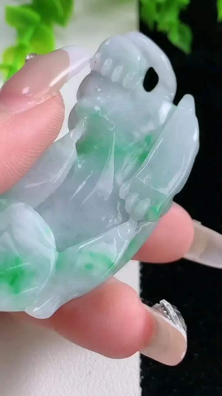 天然A货翡翠貔貅吊坠，尺寸60-26.8-13.8，重:43.83g
2月4日