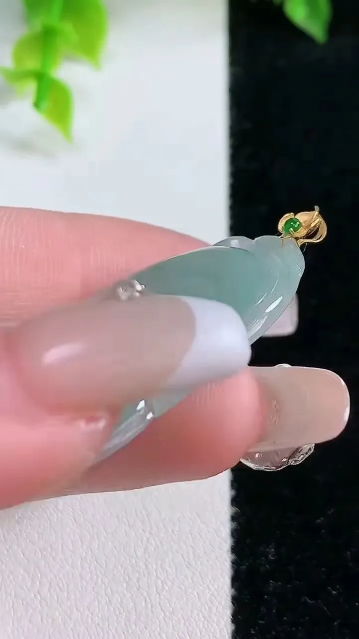 天然A货翡翠如意吊坠，尺寸39-24-4.3重:7.22g
2月4日