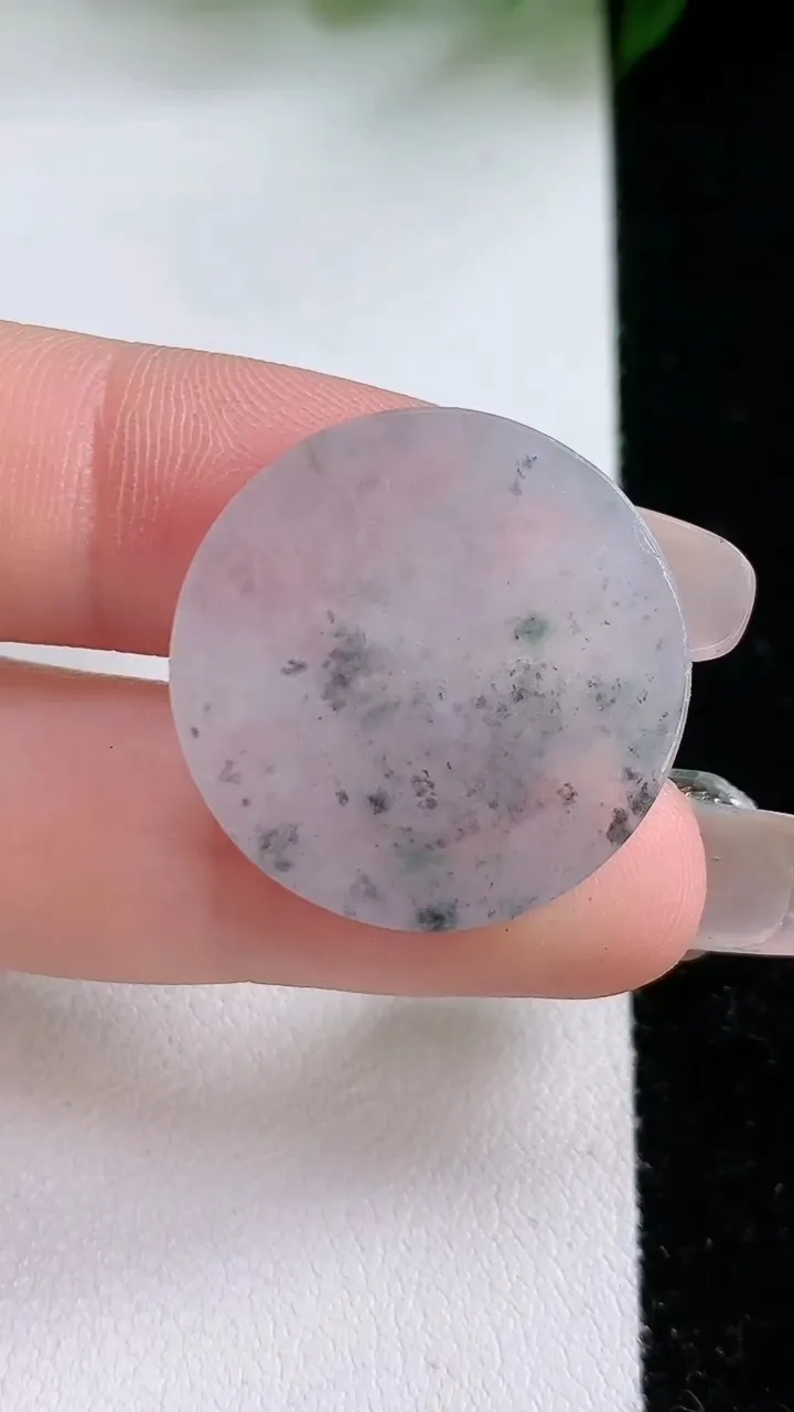 天然A货翡翠飘花无事牌镶嵌件，尺寸24.3-2.8，，重:4.38g
2月4日