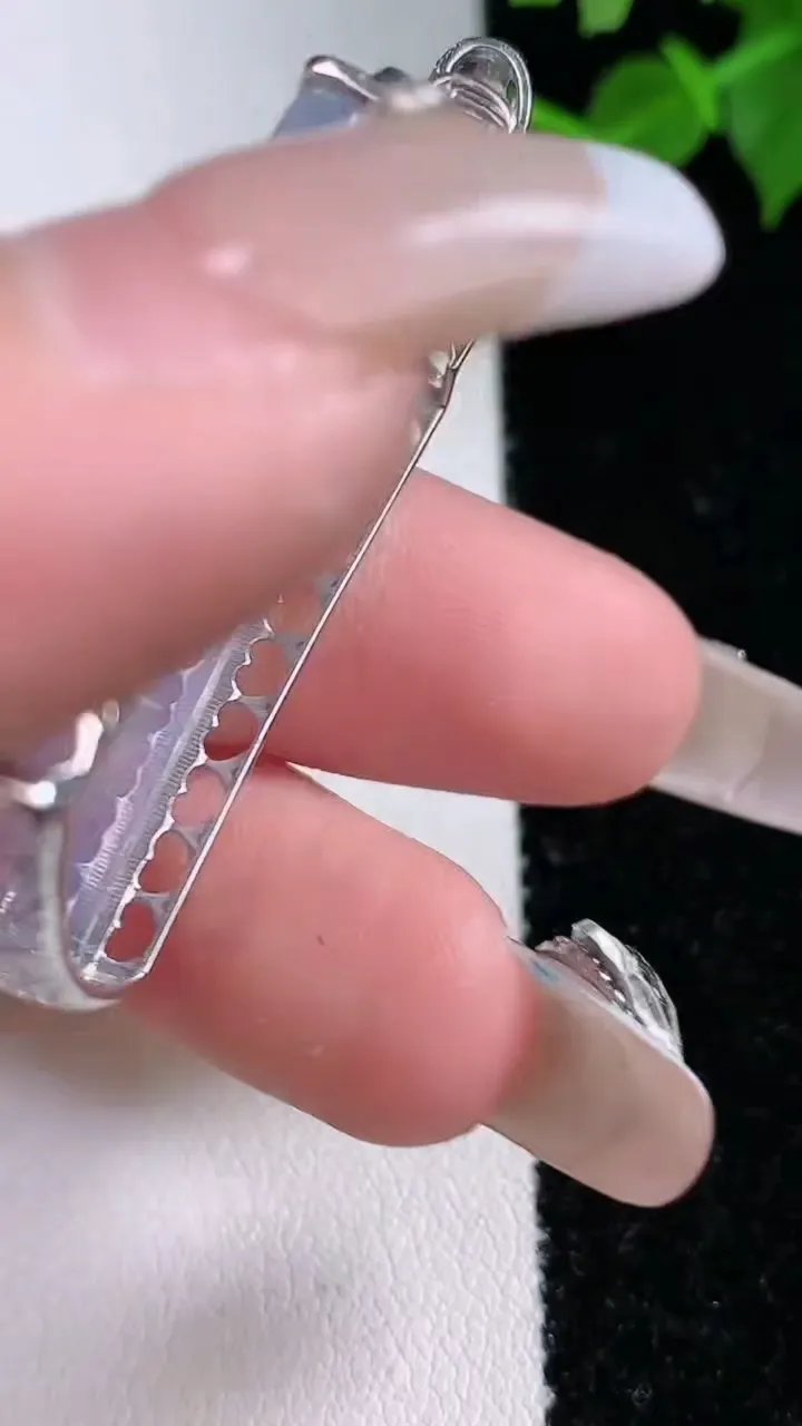 天然A货翡翠18K金紫罗兰飘花无事牌吊坠，尺寸44.6-37.3-24.6-6.5，重量:11.39g
2月4日