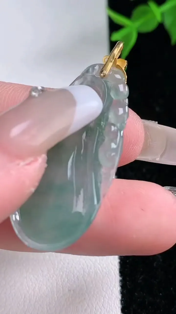 天然A货翡翠种飘花福瓜吊坠，尺寸33.5-16.5-5.3，重量:5.23g
2月4日