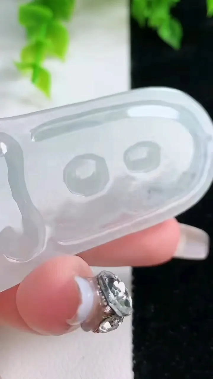 天然A货翡翠大日如来吊坠，尺寸60-32.6-6.2，重:20.74g
2月4日