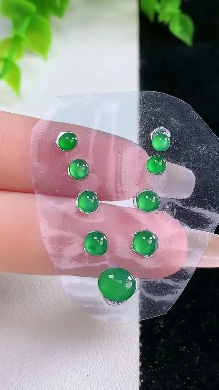 天然A货翡翠蛋面镶嵌件一手，尺寸7.6-2.5，重:0.81g
2月4日