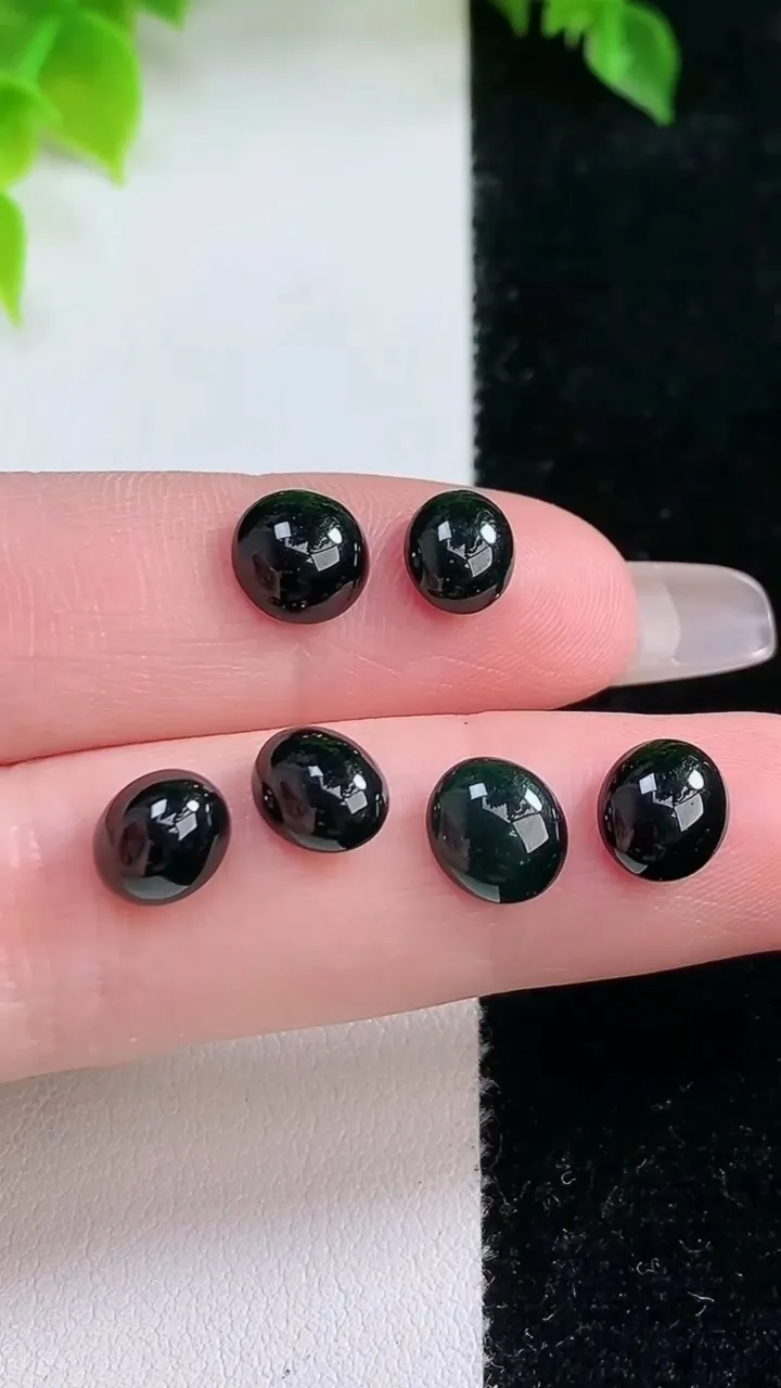 天然A货翡翠墨翠蛋面镶嵌件一手，尺寸7.35-6.9-3.8，重:1.61g
2月4日