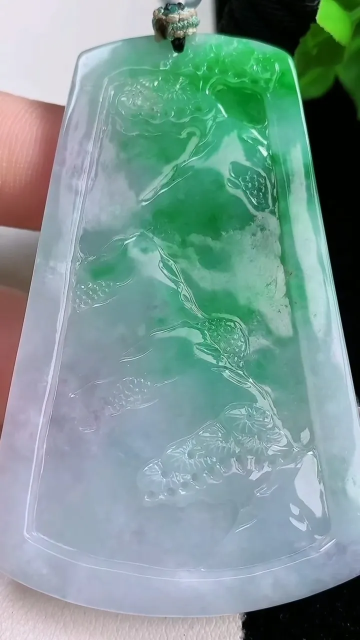 天然A货翡翠山水牌吊坠，尺寸66.3-43.5-4.5，重量:36.31g
2月4日
