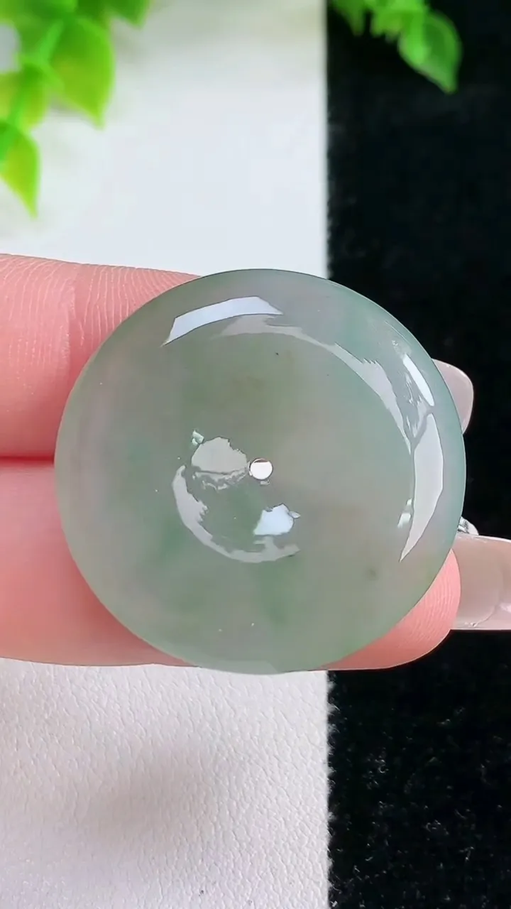 天然A货翡翠平安扣吊坠，尺寸30.3-5.7，重:10.65g
2月4日