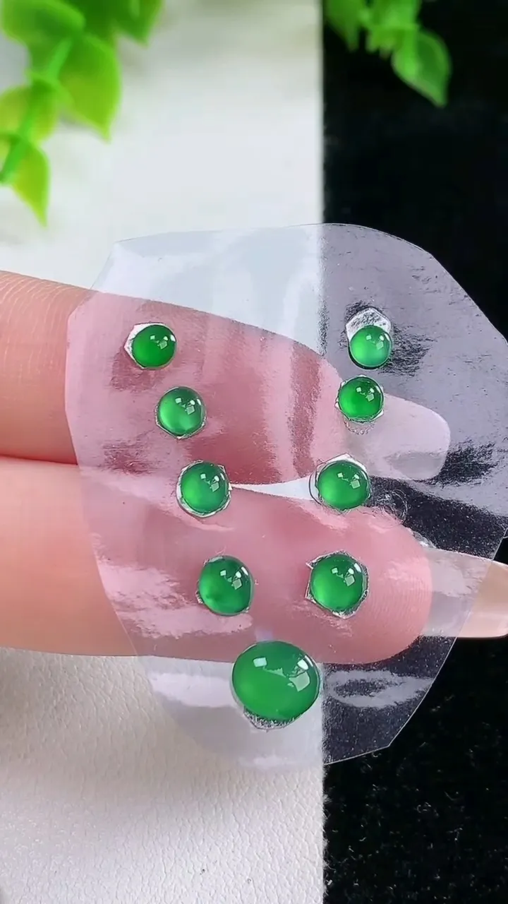 天然A货翡翠蛋面镶嵌件一手，尺寸7.6-2.5，重:0.81g
2月4日