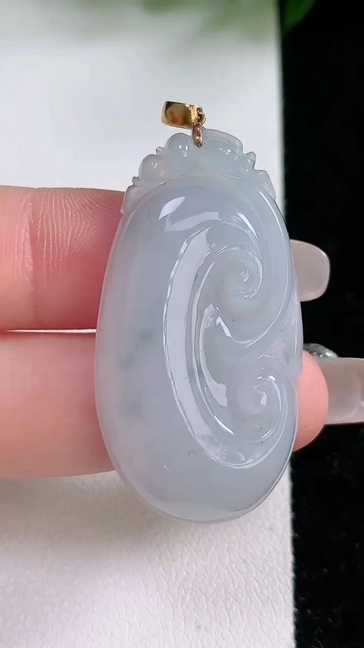 天然A货翡翠18K金飘花如意吊坠，尺寸40.6-21.6-5.7，重:9.85g
2月4日