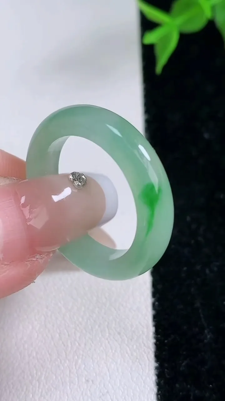 天然A货翡翠指环戒指，尺寸18.8-4.2-3.2，重量:3.88g2026年2月4日
工厂直销收藏佳品,种好水足，色泽均匀，有种有色，上手高大气！