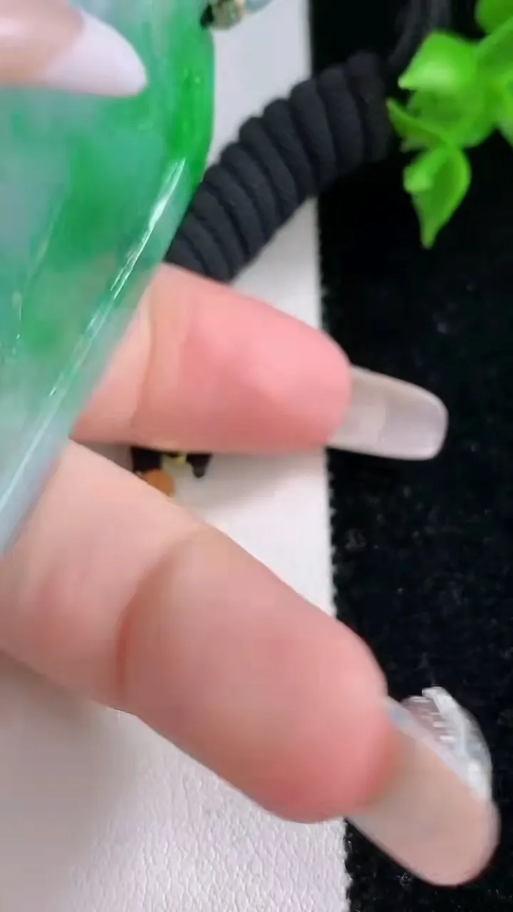 天然A货翡翠山水牌吊坠，尺寸66.3-43.5-4.5，重量:36.31g
2月4日