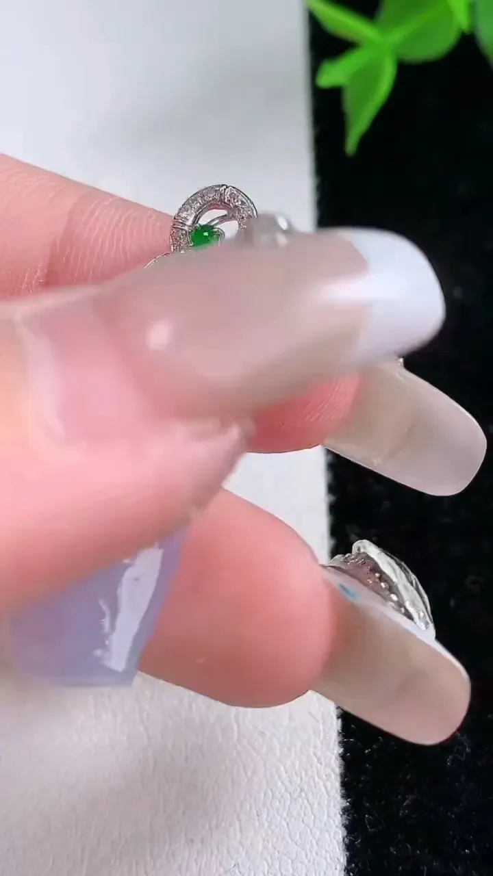 天然A货翡翠18K金紫罗兰节节高升 竹节吊坠，尺寸28-10.4-5，重量:3.65g
2月4日