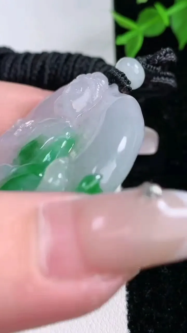天然A货翡翠观音菩萨吊坠，尺寸46.4-39.4-8.3，重量:30.17g
2月4日