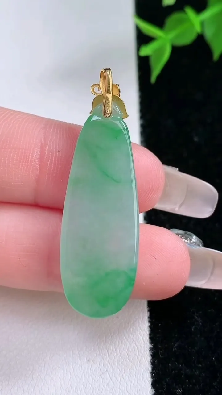 天然A货翡翠福瓜吊坠，尺寸33.3-12.5-3.8，重量:4.31g
2月4日