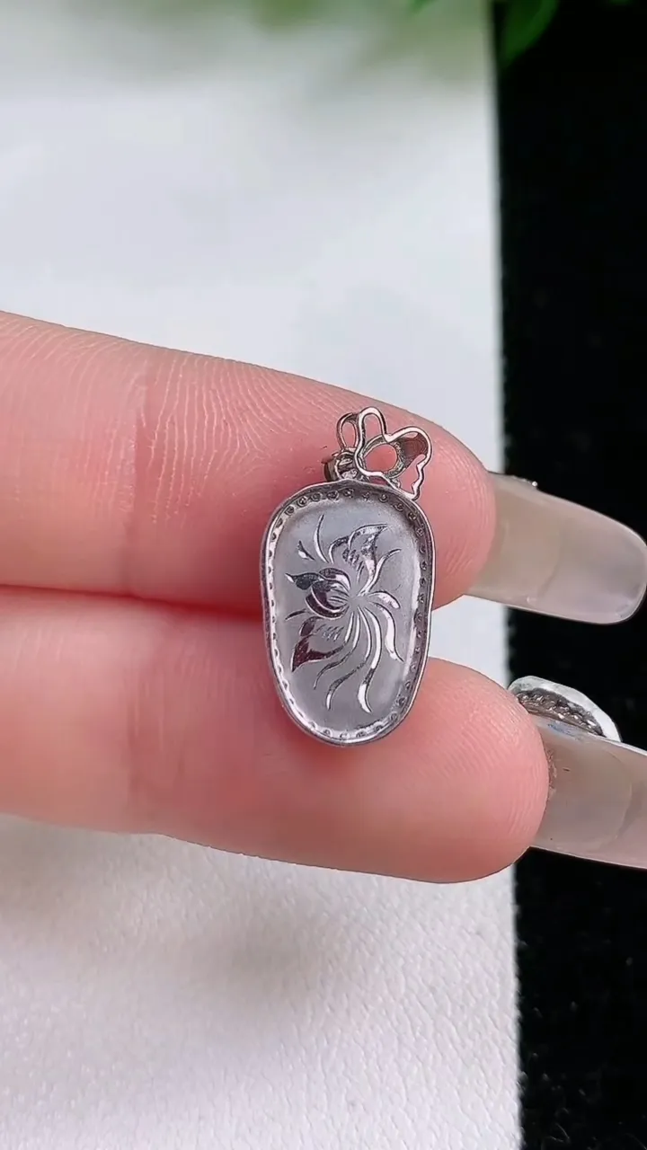 天然A货翡翠金枝玉叶 叶子吊坠，尺寸21-9.8-4.3，重:1.14g
2月4日