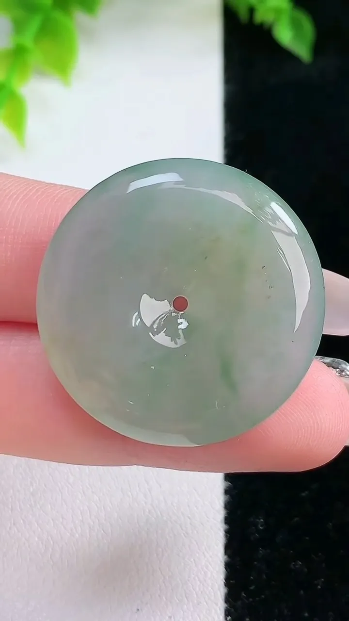 天然A货翡翠平安扣吊坠，尺寸30.3-5.7，重:10.65g
2月4日